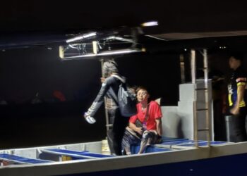 TIGA pelancong Vietnam termasuk seorang wanita diselamatkan anggota bomba selepas tersesat di hutan ketika melakukan aktiviti pendakian di Gertak Sanggul, Bayan Lepas, Pulau Pinang petang semalam.-GAMBAR/JBPM PULAU PINANG