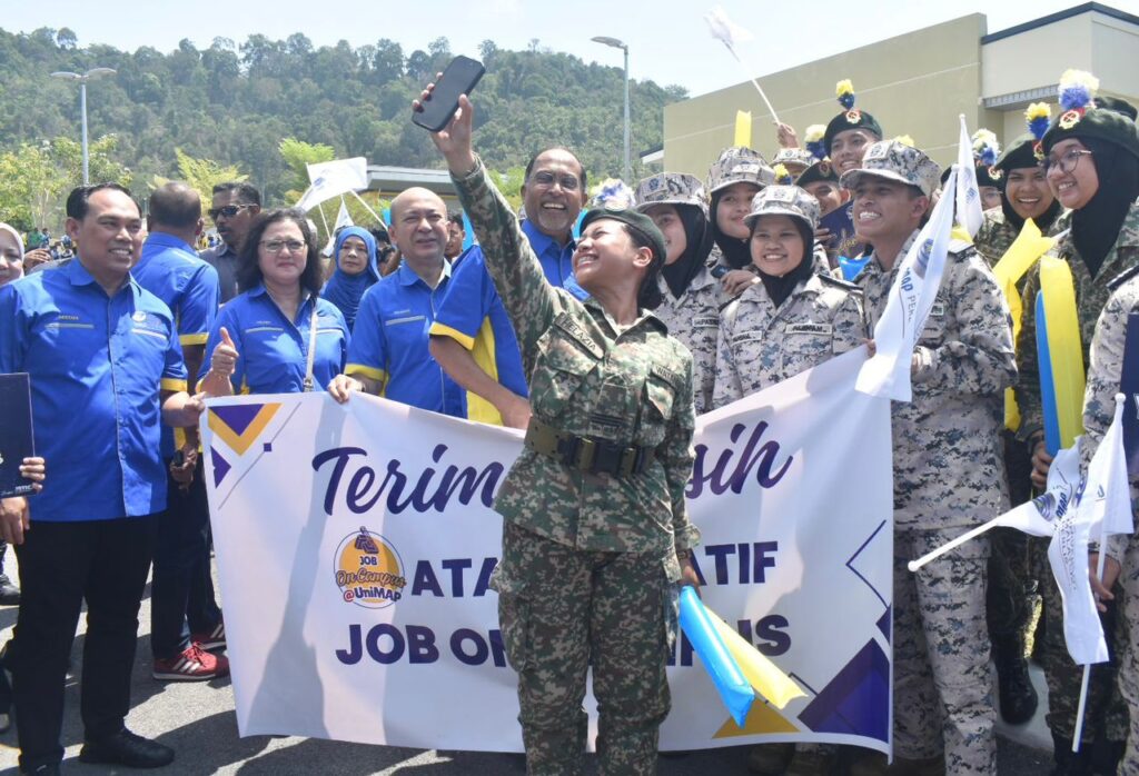 Syarat wajib Bahasa Melayu, Sejarah turut libatkan sekolah tidak menggunakan kurikulum kebangsaan