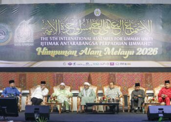 MOHD. Radzi Md. Jidin (kanan) dan Ahmad Samsuri Mokhtar (dua dari kanan) diikuti Abdul Hadi Awang, Mohd. Nassuruddin Daud serta Hamzah Zainudin atas pentas Pidato Perdana Penyatuan Ummah di Kuala Nerus, Terengganu. – UTUSAN/PUQTRA HAIRRY