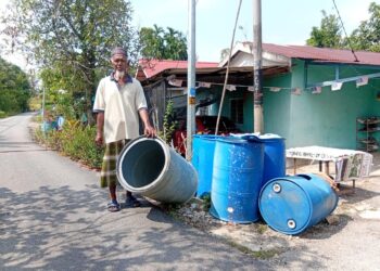 SAAD Zainol menunjukkan tong  digunakannya untuk menyimpan air ketika ditemui di Kampung Sungai Gelam, Merbok, Kedah.