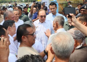 ANWAR Ibrahim (tengah) ketika tiba untuk merasmikan Pusat Sebaran Maklumat Nasional (NADI) Kubang Semang di Bukit Mertajam, Pulau Pinang, hari ini. - UTUSAN/DANIAL SAAD