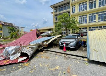 KEADAAN di pekarangan MRSM Pendang yang mengalami kerosakan akibat ribut dalam kejadian semalam.