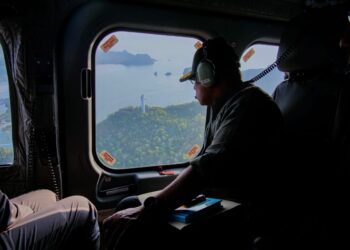 SAIFUDDIN Nasution Ismail turut melakukan tinjauan udara sebelum mengadakan lawatan ke Pos PGA Teluk Ewa dan Pelabuhan Telaga Harbour di Pantai Kok, Langkawi.