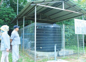 WANLAH Wankil (kanan) bersama Noriah Ahmad melihat telaga tiub yang membekalkan air galian mineral kepada penduduk Kampung Ulu Inas, Johol di Kuala Pilah yang setahun tidak berfungsi. 
– UTUSAN/NOR SHAFIQAH MOHD GHAZALI