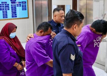 TIGA suspek yang disyaki terlibat dalam kes kematian seorang kanak-kanak disambung reman selama enam hari di Mahkamah Majistret Kuala Terengganu, hari ini. -UTUSAN/PUQTRA HAIRRY