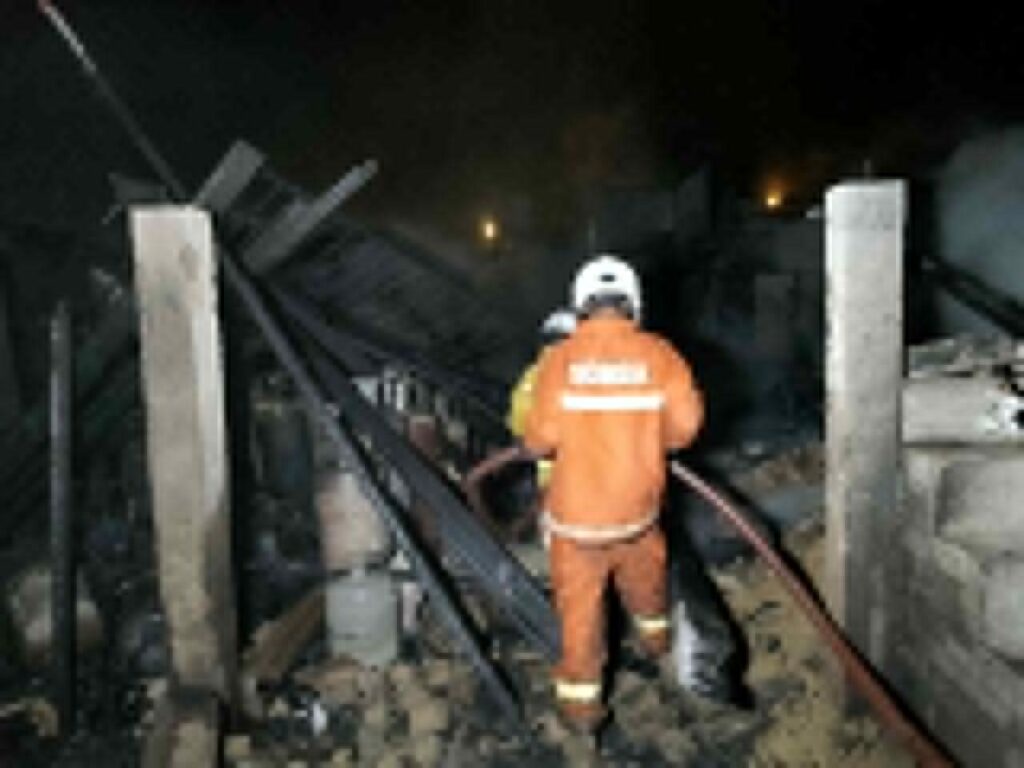 Lapan rumah terbakar, 30 tong gas meletup di Kampung Chabang Tiga