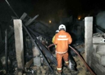 ANGGOTA bomba berusaha memadam kebakaran melibatkan lapan buah rumah di Kampung Chabang Tiga, Kedai Buloh, Kota Bharu, Kelantan.