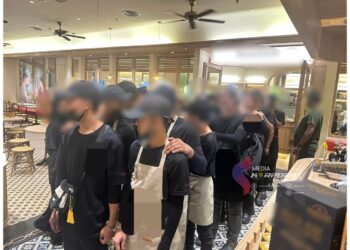 SEBAHAGIAN warga asing yang ditahan JIM Johor kerana bekerja secara haram di premis makanan di sebuah pusat beli belah di Johor Bahru, Johor.