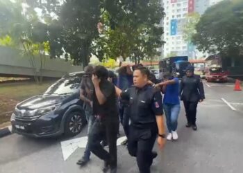 KEENAM-enam tertuduh diiringi polis hadir ke Kompleks Mahkamah Seremban atas pertuduhan memiliki dan mencuri kemudahan rangkaian milik sebuah syarikat telekomunikasi pada 17 dan 18 April lalu.-GAMBAR/IHSAN POLIS