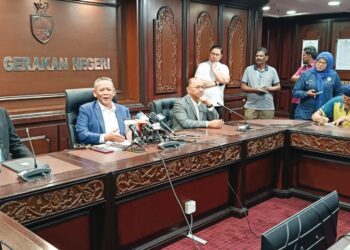 AMINUDDIN Harun dalam sidang akhbar selepas mempengerusikan Mesyuarat Mingguan Exco di Seremban, semalam. – UTUSAN/NAZARUDIN SHAHARI