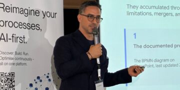 ARYA H. Bolurfrushan berucap pada Majlis Pelancaran Pasaran AAICO di Malaysia di Plaza Zurich, Kuala Lumpur.