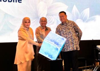 ZAHARAH Abdul Muttalib (kiri), Mizan Masram (tengah) dan Ahmad Saruji Abdul Aziz (kanan) pada Majlis Pelancaran Perkhidmatan Penulisan Wasiat Patuh Syariah di Kuala Lumpur semalam.