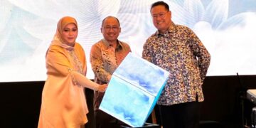ZAHARAH Abdul Muttalib (kiri), Mizan Masram (tengah) dan Ahmad Saruji Abdul Aziz (kanan) pada Majlis Pelancaran Perkhidmatan Penulisan Wasiat Patuh Syariah di Kuala Lumpur semalam.
