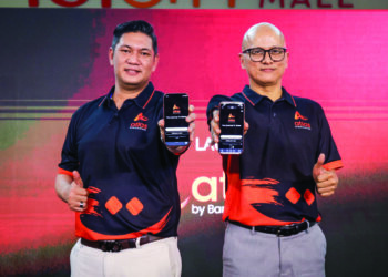 KHAIRUL Kamarudin (kanan) bersama Hazrizal Hassan (kiri) menunjukkan aplikasi Atlas by Bank Muamalat yang dilancarkan di iOi City Mall Putrajaya, semalam. - UTUSANMUHAMAD IQBAL ROSLI