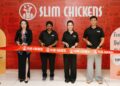 SHUEN Chiu (dua dari kanan) semasa majlis pelancaran rasmi Slim Chickens Malaysia di Kuala Lumpur semalam.