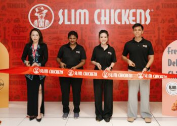 SHUEN Chiu (dua dari kanan) semasa majlis pelancaran rasmi Slim Chickens Malaysia di Kuala Lumpur semalam.