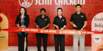 SHUEN Chiu (dua dari kanan) semasa majlis pelancaran rasmi Slim Chickens Malaysia di Kuala Lumpur semalam.