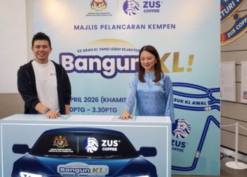 HANNAH Yeoh (kanan) bersama Venon Tian semasa pelancaran program tersebut di ZUS Coffee Kasturi Walk, di sini, semalam.