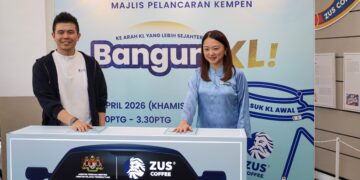 HANNAH Yeoh (kanan) bersama Venon Tian semasa pelancaran program tersebut di ZUS Coffee Kasturi Walk, di sini, semalam.