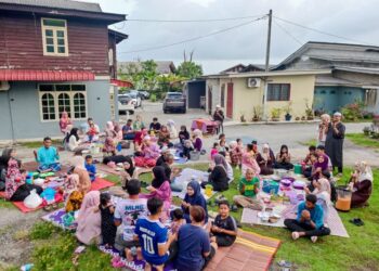SEMAKIN ramai ‘generasi sandwich’ di negara ini yang perlu memikul dua tanggungjawab besar serentak dengan membesarkan anak-anak dan pada masa sama menjaga ibu bapa yang semakin uzur. -GAMBAR HIASAN