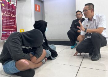 MD. Razif Wan (kanan) menyoal siasat dua beradik termasuk calon SPM yang ditahan AADK selepas positif dadah di Kompleks ICQS Bukit Kayu Hitam di Kubang Pasu.
