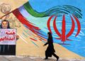 SEORANG wanita Iran berjalan melepasi mural anti AS dan Israel di Teheran.-AFP