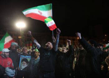 RAKYAT Iran bersorak meraikan pengumuman gencatan senjata di dataran Enqelab di Teheran semalam.- AFP