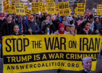 PIX 1 - PENUNJUK perasaan berhimpun membantah perang Amerika Syarikat (AS)-Israel ke atas Iran di New York, pada 2 Mac lalu.- AFP