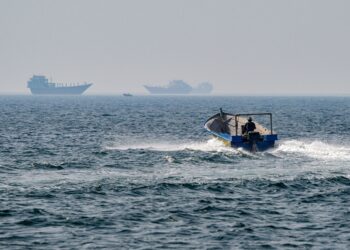 GAMBAR fail menunjukkan sebuah bot belayar di perairan Selat Hormuz di luar Khasab, utara semenanjung Musandam Oman.- AFP