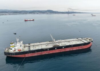 - GAMBAR dari udara menunjukkankapal tangki minyak mentah berbendera Greece, Asahi Princess, di luar pantai pelabuhan Baniyas Syria, sepanjang Laut Mediterranean.- AFP