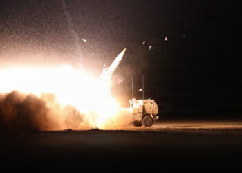 GAMBAR dikeluarkan Tentera Darat AS menunjukkan Sistem Roket Artileri Mobiliti Tinggi M142 (HIMARS) yang menjalankan misi tembakan semasa operasi Epic Fury di lokasi tidak didedahkan.- AFP