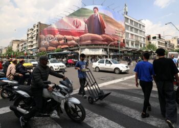 KEADAAN jalan raya di Teheran yang sesak berhadapan papan iklan besar yang memaparkan imej Pemimpin Agung Iran, Ayatollah Mojtaba Khamenei.- AFP