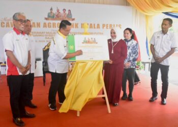TUANKU Syed Faizuddin Putra Jamalullail (tiga dari kiri) diiringi Tengku Ahmad Badli Shah Raja Hussin (kiri) berkenan membuat gimik pelancaran 
bersempena majlis perasmian Agrobank cawangan Kuala Perlis di Taman Putra Perbadanan Kemajuan Ekonomi Negeri Perlis (PKENPs), Kuala Perlis, Perlis, semalam.-UTUSAN/ASYRAF MUHAMMAD