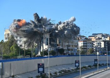 TENTERA Israel membedil sebuah bangunan bersebelahan lebuh raya menuju ke lapangan terbang antarabangsa Beirut di Lubnan.-AFP