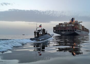 SEBUAH bot Kor Pengawal Revolusi Islam (IRGC) yang didakwa mengambil bahagian dalam operasi untuk merampas kapal-kapal cuba menyeberangi Selat Hormuz pada 21 April lalu.- AFP