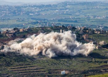 KEPULAN asap kelihatan dari sempadan Lubnan ketika tentera Israel merobohkan bangunan dan rumah di selatan negara itu kelmarin.- AFP