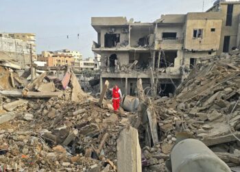 SEORANG anggota penyelamat memeriksa runtuhan bangunan yang musnah di lokasi serangan Israel di kawasan Maarakeh, selatan Lubnan.- AFP