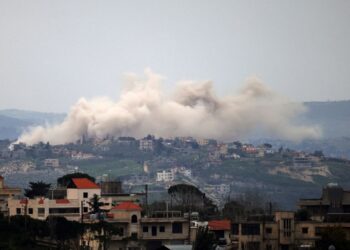 ASAP menjulang akibat serangan tentera Israel di Taybeh, Lubnan, kelmarin. - AFP