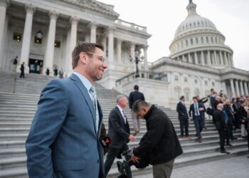 SWALWELL (kiri) meletak jawatan selepas berdepan dakwaan serangan seksual. - AFP