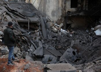 SEBUAH kawah terbentuk akibat serangan Israel di Beirut, semalam. - AFP