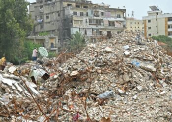 SEORANG lelaki memeriksa runtuhan bangunan akibat serangan Israel di selatan Lubnan kelmarin. - AFP
