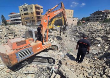 PASUKAN penyelamat menggunakan jentolak untuk mengalihkan runtuhan daripada bangunan kediaman yang musnah diserang tentera Israel di kampung Hanaouay, selatan Lubnan. -AFP