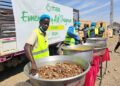 PEKERJA bantuan Sudan menyediakan makanan untuk penduduk yang kehilangan tempat tinggal di kem Abu al-Naga di negeri Gedaref, di Khartoum.- AFP