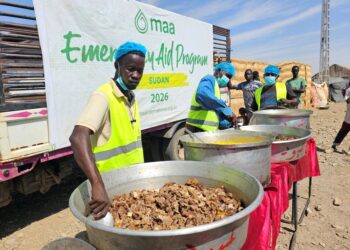 PEKERJA bantuan Sudan menyediakan makanan untuk penduduk yang kehilangan tempat tinggal di kem Abu al-Naga di negeri Gedaref, di Khartoum.- AFP