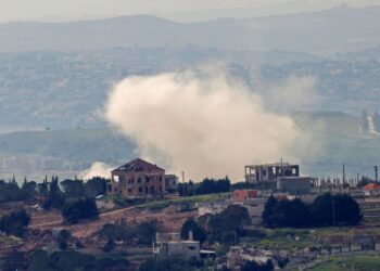 KEPULAN asap kelihatan dari perkampungan Taybeh di selatan Lubnan berhampiran sempadan yang dirakamkan dari utara Israel.- AFP