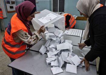 PETUGAS pilihan raya Palestin mula mengira undi dalam pilihan raya perbandaran selepas penutupan pusat pengundian di bandar Al-Bireh, Tebing Barat.- AFP