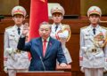 TO Lam mengangkat sumpah jawatan di Perhimpunan Kebangsaan, Hanoi semalam. - AFP