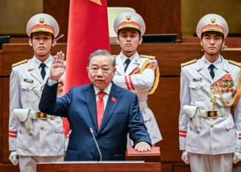 TO Lam mengangkat sumpah jawatan di Perhimpunan Kebangsaan, Hanoi semalam. - AFP