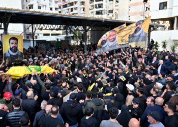 RIBUAN penduduk mengusung keranda seorang anggota Hizbollah yang terbunuh di selatan Lubnan ketika pengebumiannya di kawasan Kafaat, pinggir selatan Beirut.- AFP