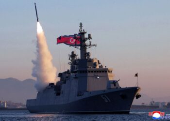 KAPAL pemusnah Choe Hyon melakukan ujian pelancaran peluru berpandu di lokasi yang tidak didedahkan di Korea Utara.-AFP